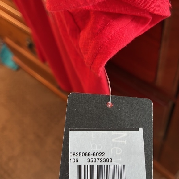 New York Laundry Women’s red V-neck top with embroidered flowers size small NWT - Picture 3 of 9